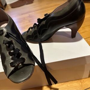 EUC John Fluevog size 6.5- teapot lace up elegant and unique heels